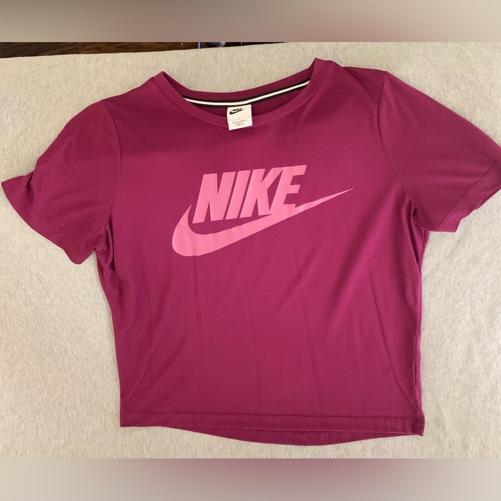 Nike Magenta woman’s short sleeve tshirt